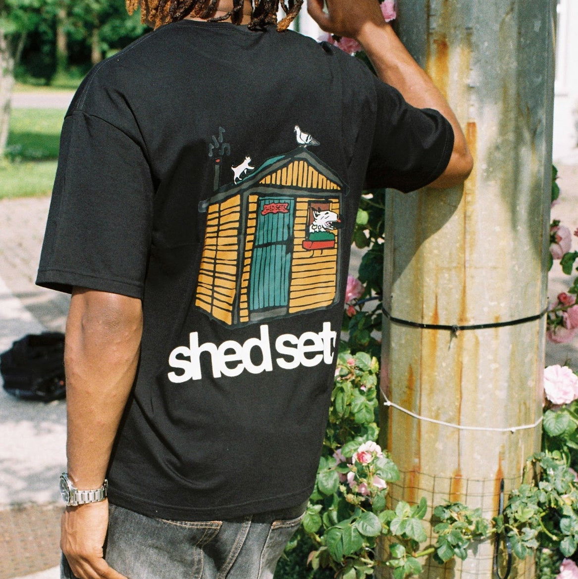 Shed Sets Graphic T-shirt (BLACK)