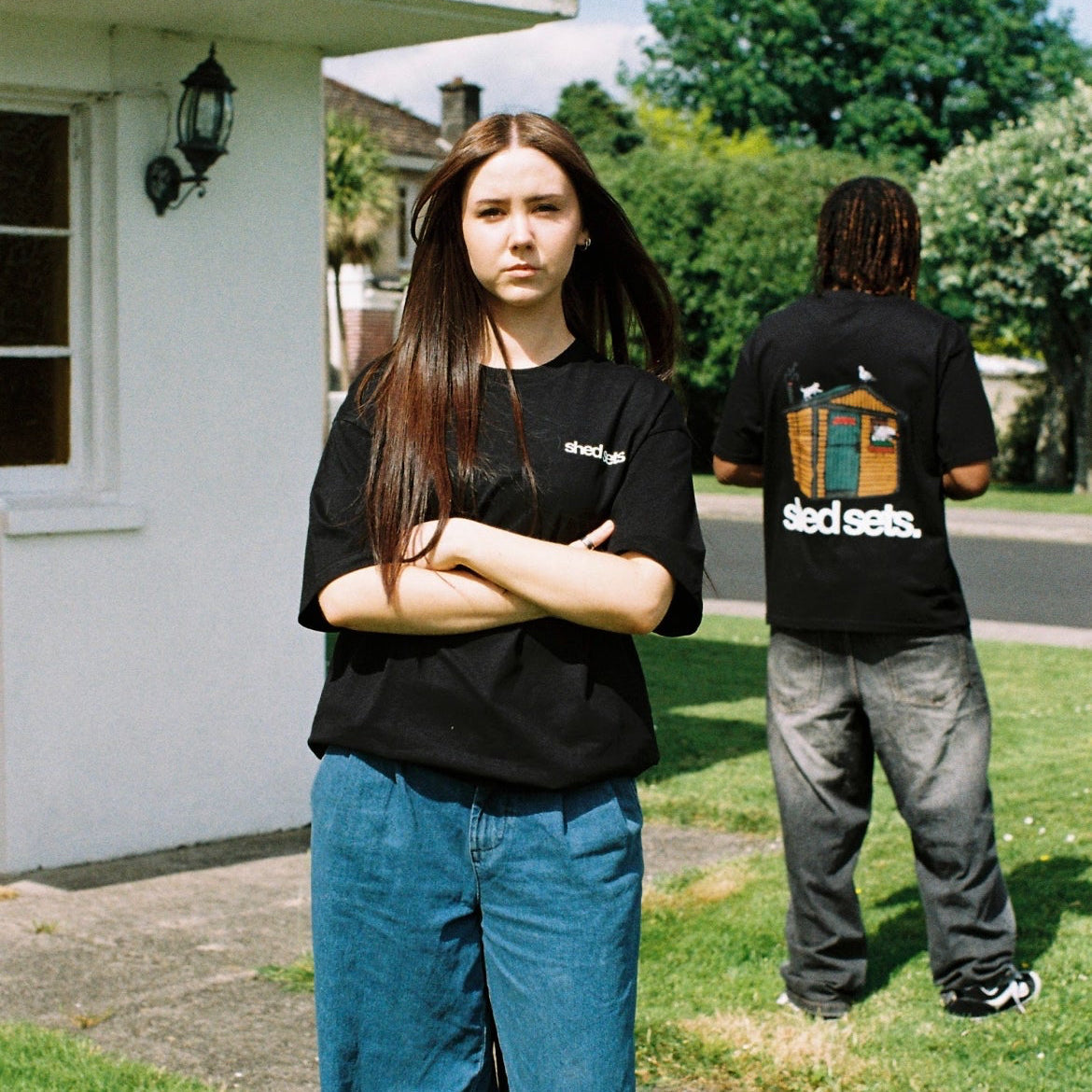 Shed Sets Graphic T-shirt (BLACK)