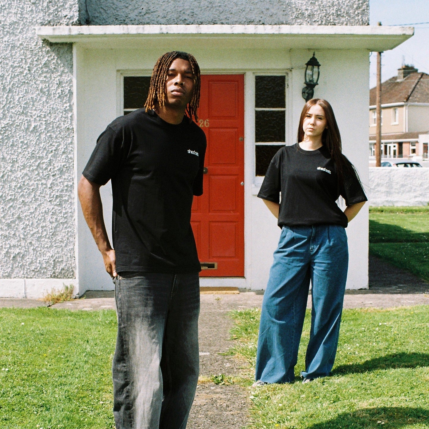 Shed Sets Graphic T-shirt (BLACK)